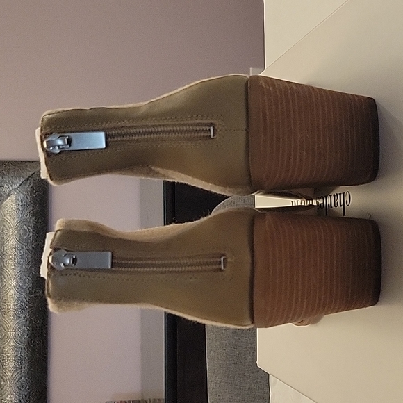 BNIB Charles David Fallyn Wool Bootie Size 9 - Picture 4 of 5